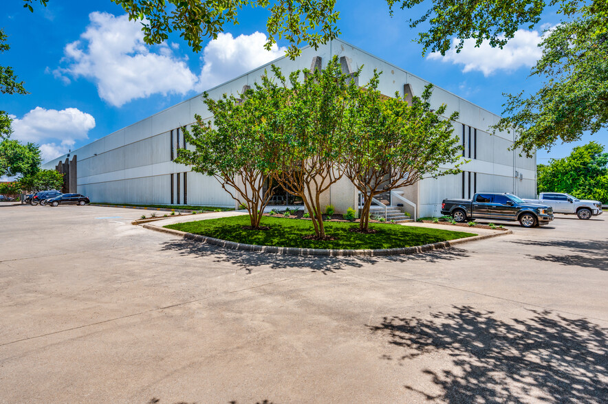 3200 Commander Dr, Carrollton, TX for lease - Building Photo - Image 3 of 4