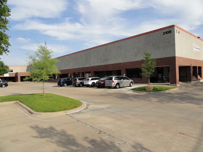 2109 Luna Rd, Carrollton, TX for lease - Building Photo - Image 2 of 5