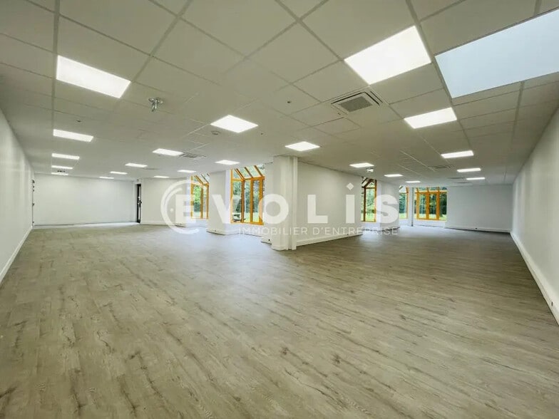 Office in Croissy-Beaubourg for lease - Interior Photo - Image 2 of 10