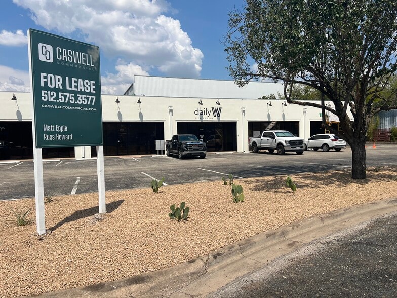 2110 Whitehorse Trl, Austin, TX for lease - Building Photo - Image 1 of 2