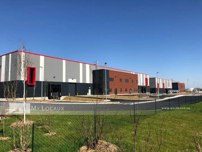 Industrial in Le Thillay for lease - Building Photo - Image 2 of 7