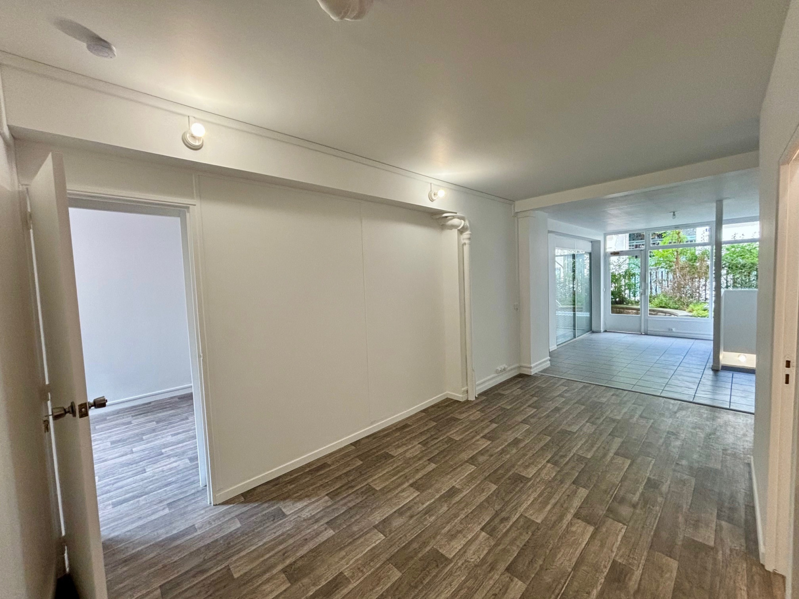 Office/Retail in Paris for lease Interior Photo- Image 1 of 8
