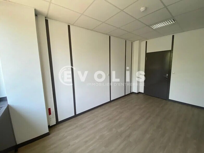 Office in Amiens for lease - Interior Photo - Image 3 of 4