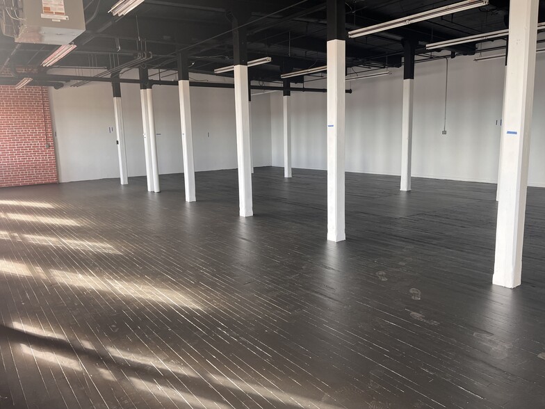 955 Connecticut Ave, Bridgeport, CT for lease - Interior Photo - Image 2 of 8