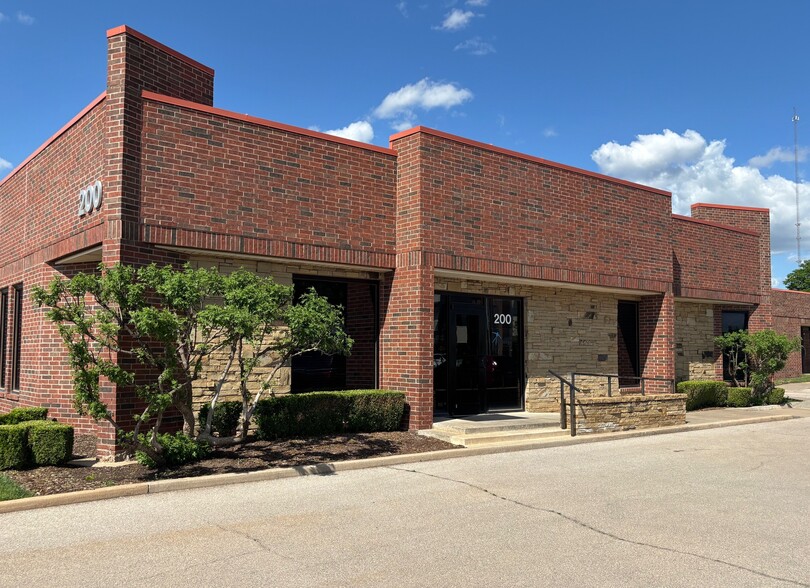 7100 N Classen Blvd, Oklahoma City, OK for sale - Building Photo - Image 2 of 8