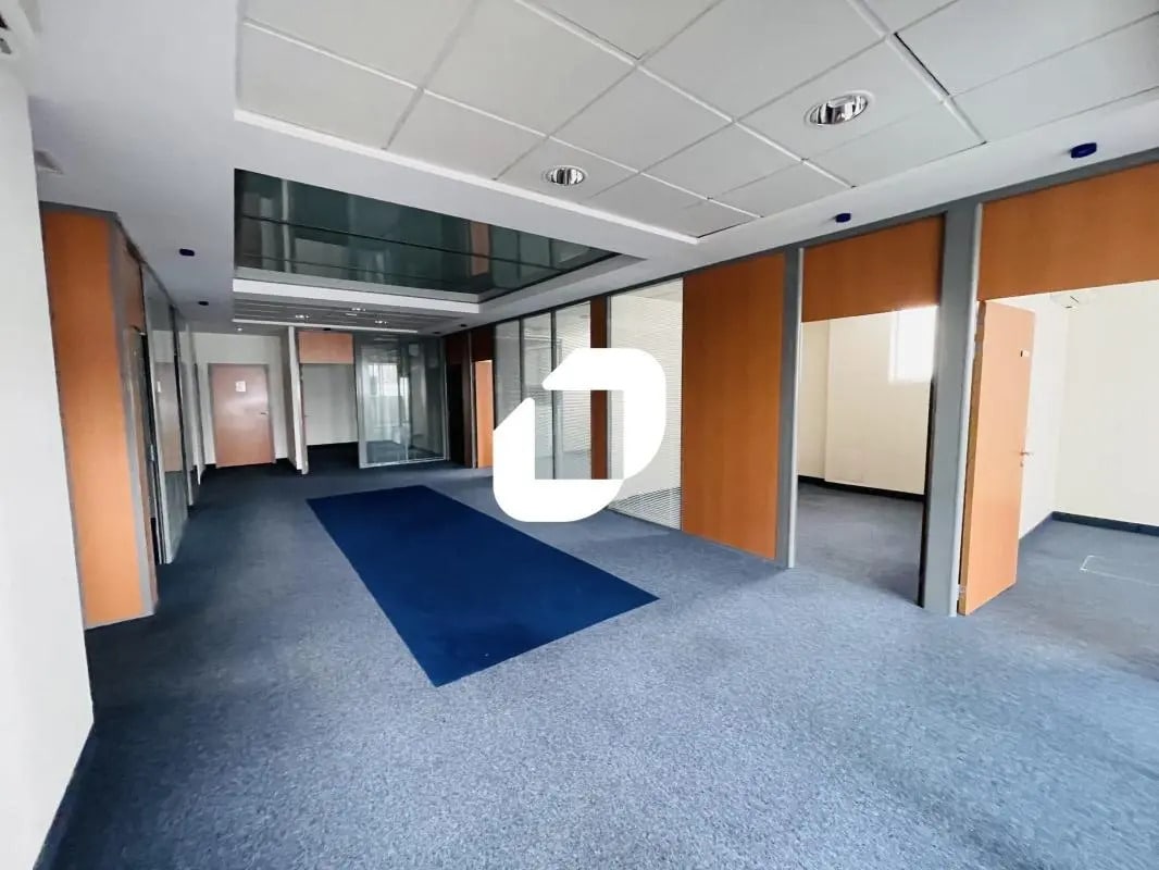 Flex in Torcy for lease Interior Photo- Image 1 of 6