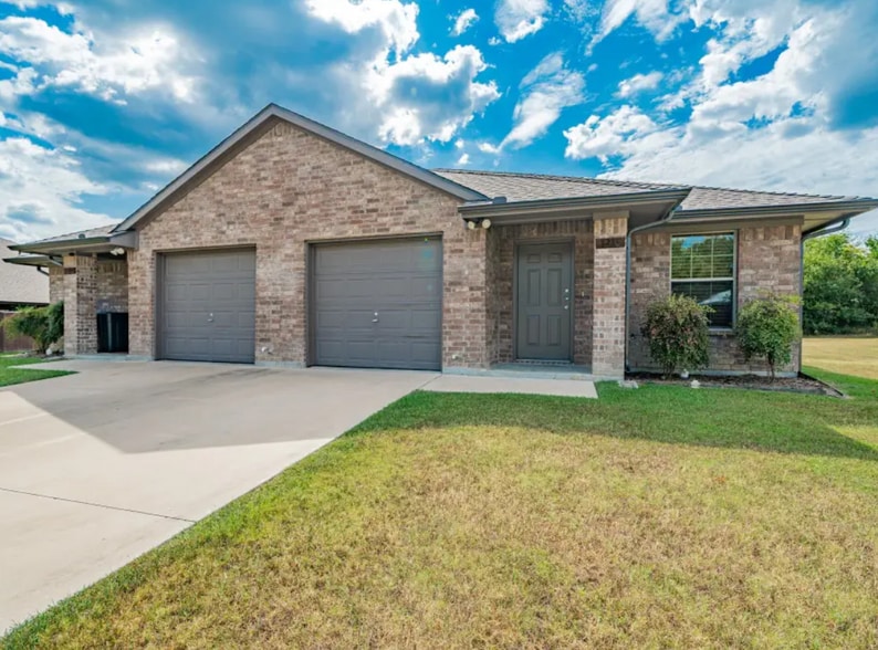 26 Duplex Portfolio, Commerce, TX for sale - Building Photo - Image 3 of 30