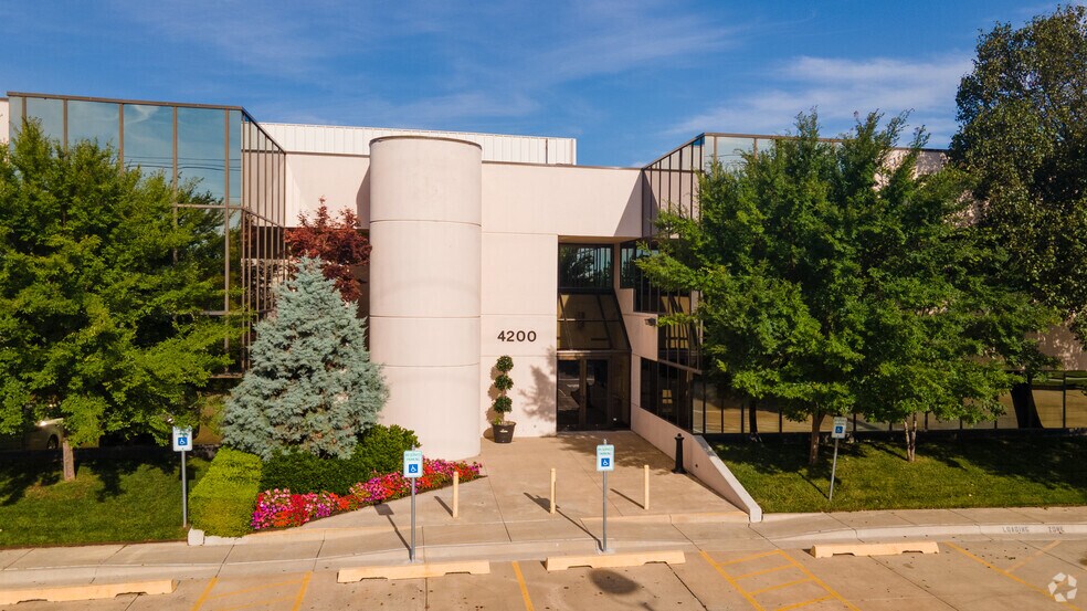 4100 Perimeter Center Dr, Oklahoma City, OK for lease - Building Photo - Image 3 of 7