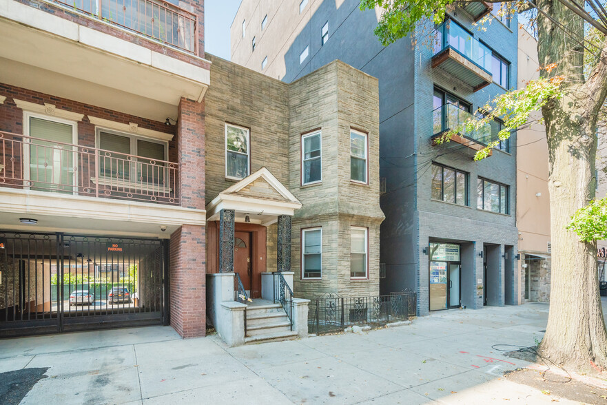 2112 31st Ave, Astoria, NY for sale - Primary Photo - Image 1 of 17