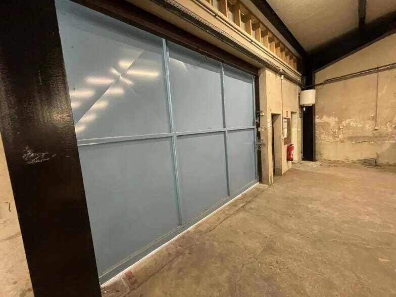 Flex in Neuilly-Plaisance for lease - Interior Photo - Image 2 of 6