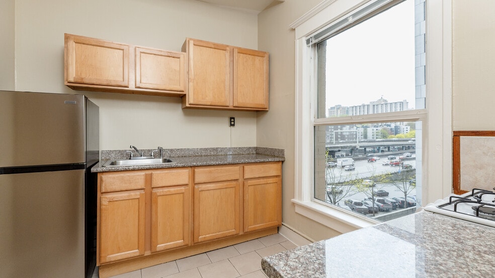 901 6th Ave, Seattle, WA for sale - Building Photo - Image 2 of 13