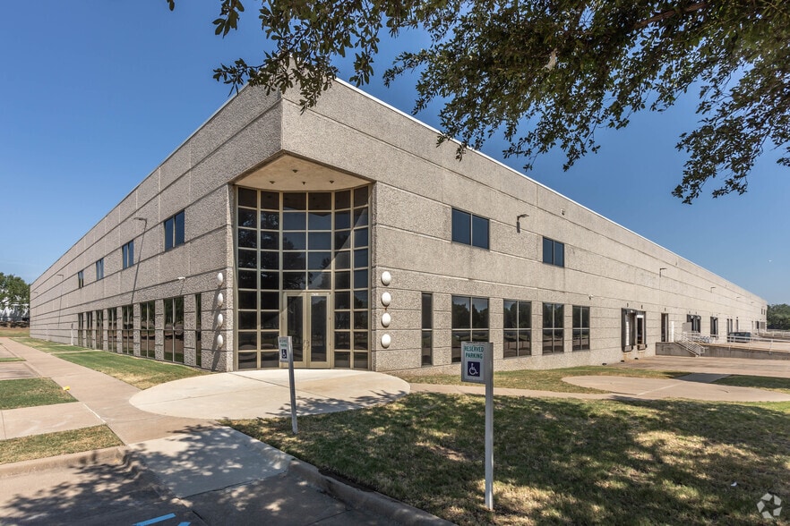 675 S Royal Ln, Coppell, TX for lease - Primary Photo - Image 1 of 4
