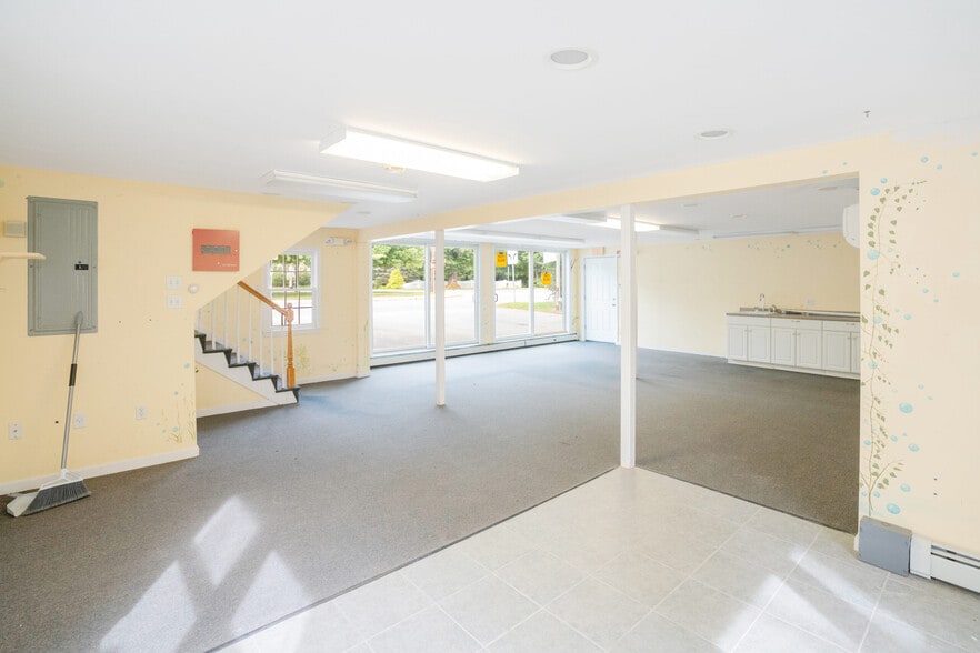 33 Library St, Georgetown, MA for sale - Interior Photo - Image 2 of 7