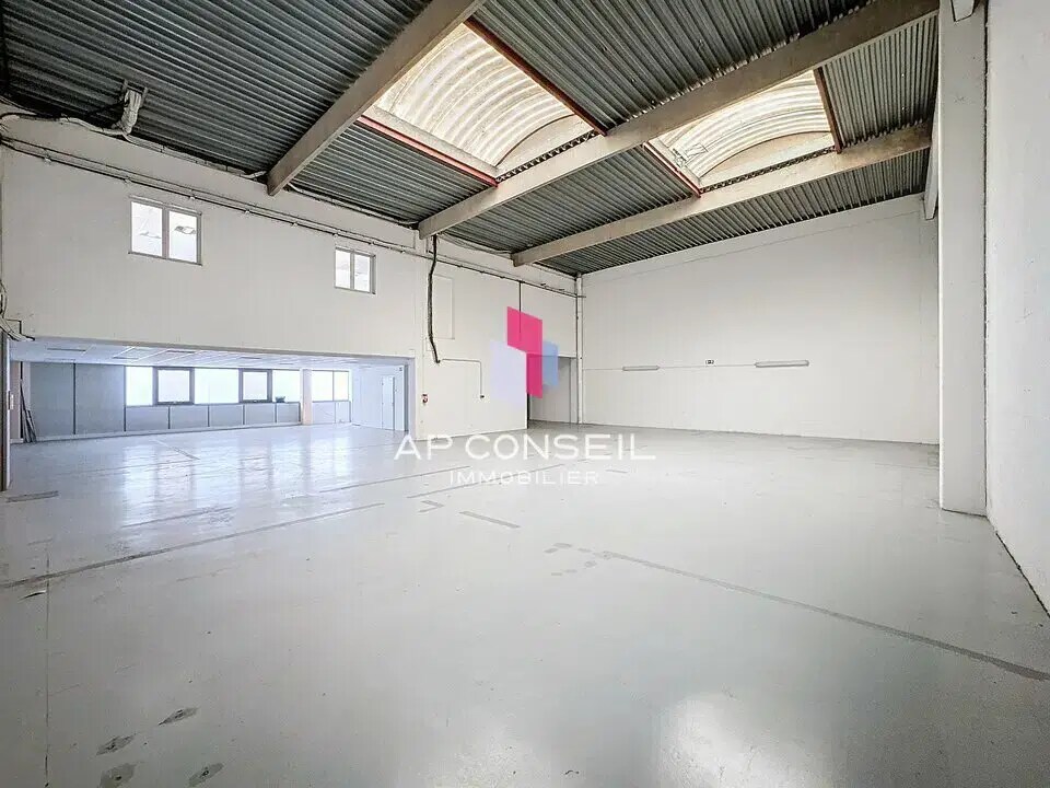 Industrial in Poissy for lease Interior Photo- Image 1 of 2