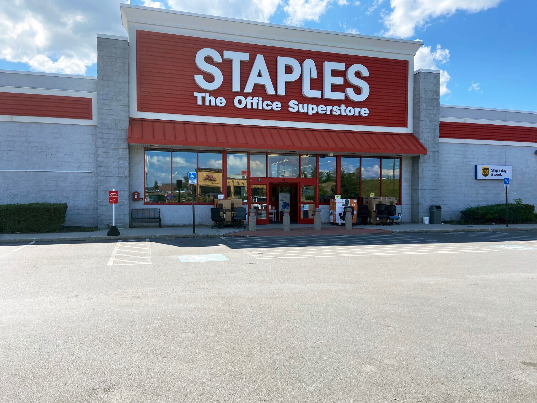 40 Waterville Commons Dr, Waterville, ME 04901