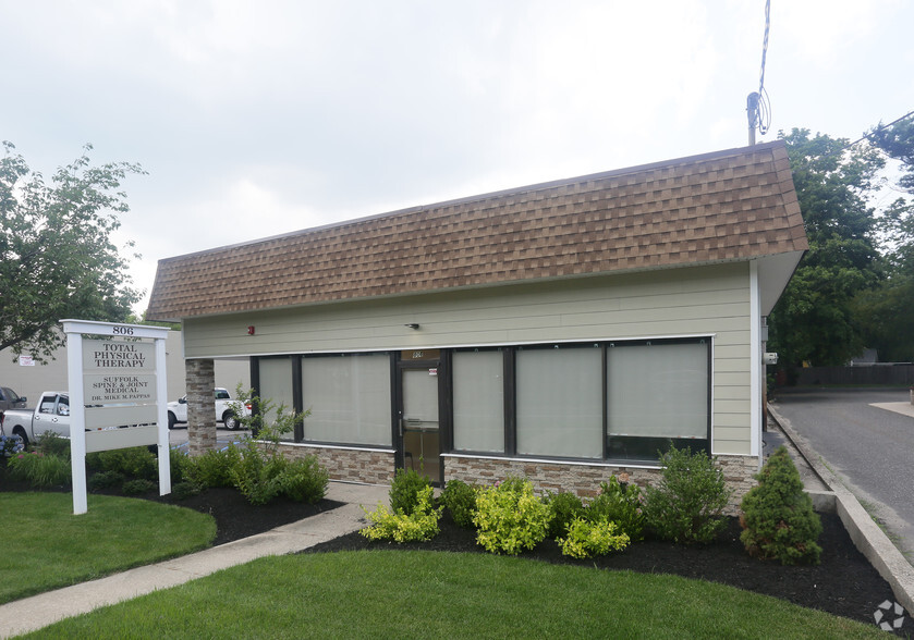 806 E Main St, Riverhead, NY for lease - Building Photo - Image 2 of 9