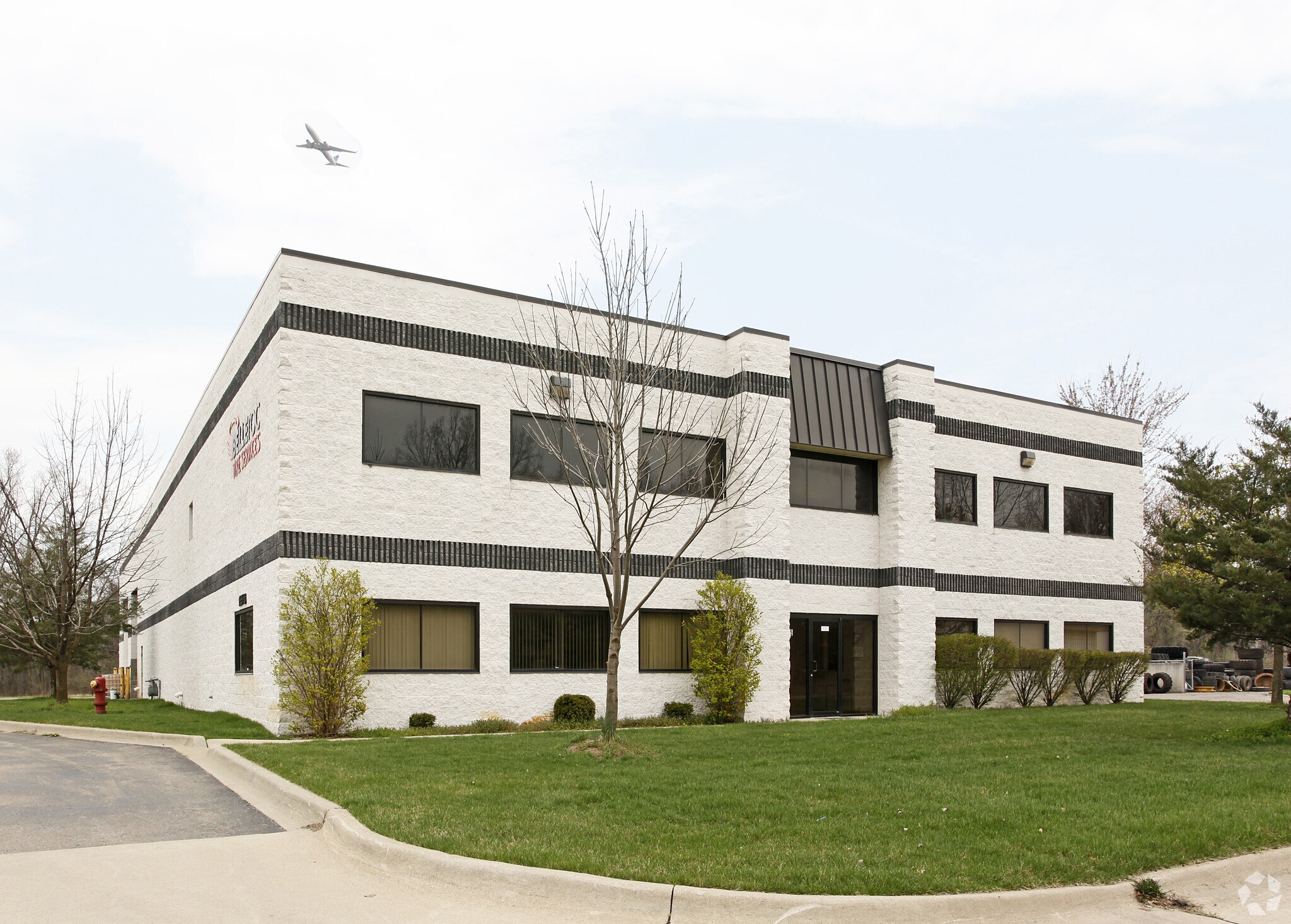 15515 Wayne Rd, Romulus, MI for lease Primary Photo- Image 1 of 9
