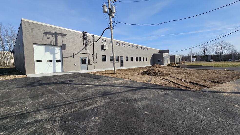 300 Commerce Dr, Rochester, NY for lease - Building Photo - Image 2 of 10