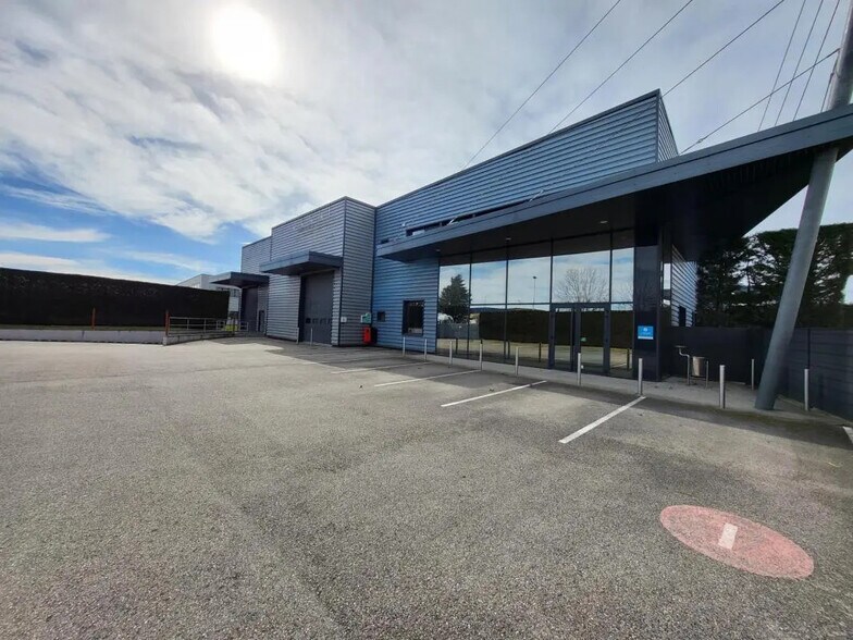 Flex in Saint-Quentin-Fallavier for lease - Building Photo - Image 2 of 7