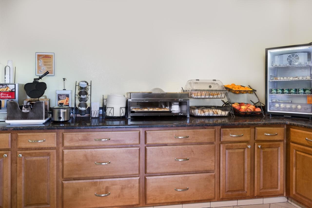 1945 Laporte Rd, Waterloo, IA 50702