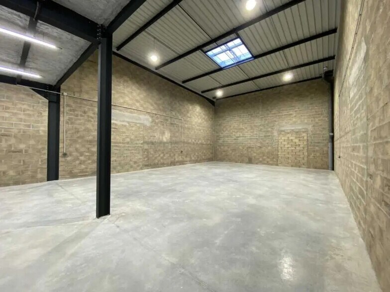 Flex in Saint-Fargeau-Ponthierry for sale - Building Photo - Image 3 of 7