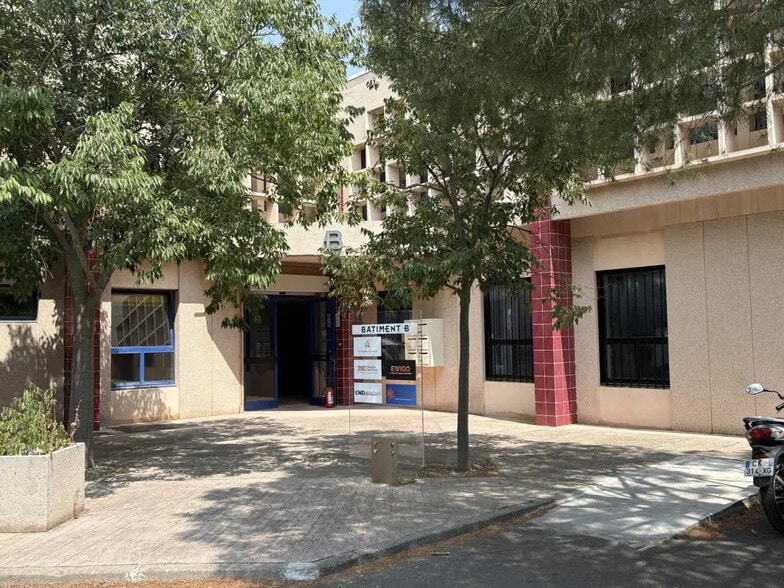 Office in Marseille for lease - Building Photo - Image 1 of 14