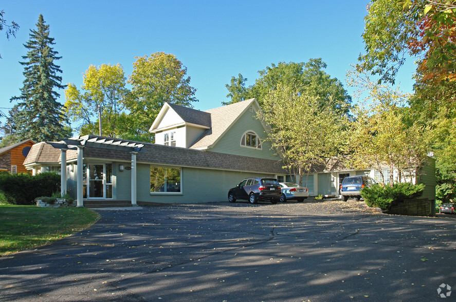 18344 Minnetonka Blvd, Deephaven, MN for sale - Building Photo - Image 1 of 1