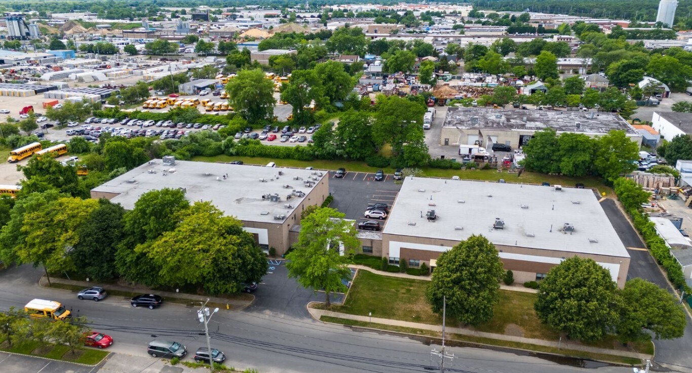 60-70 Cleveland Ave, Bay Shore, NY for lease Primary Photo- Image 1 of 12