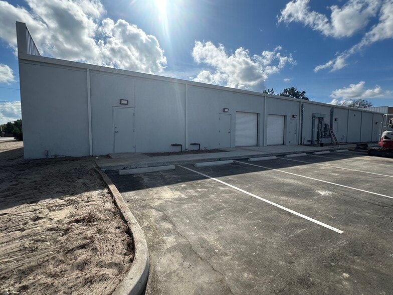 5491-5495 Commercial Way, Spring Hl, Spring Hill, FL for lease - Building Photo - Image 3 of 7