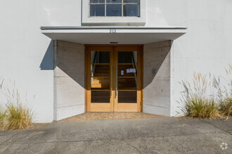 911-915 NE Davis St, Portland, OR for lease Building Photo- Image 1 of 14