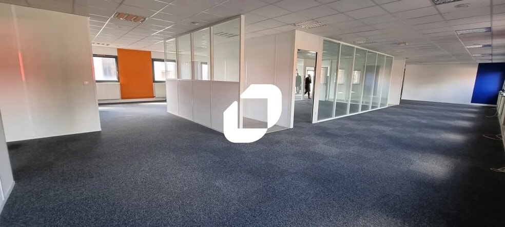 Office in Torcy for lease - Interior Photo - Image 3 of 11