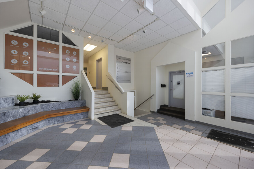 9908 Franklin Av, Fort McMurray, AB for lease - Lobby - Image 3 of 14