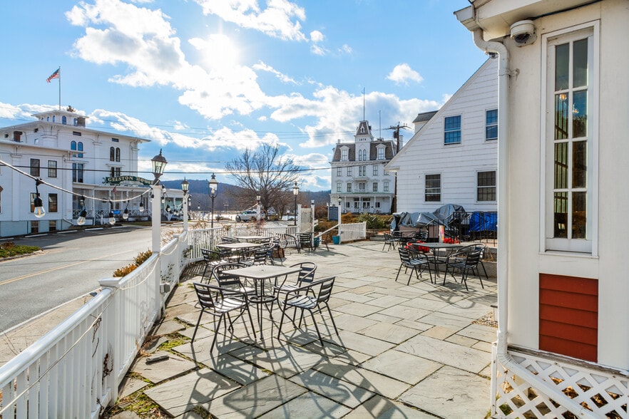 11 Main St, East Haddam, CT 06423 La Vita Restaurant