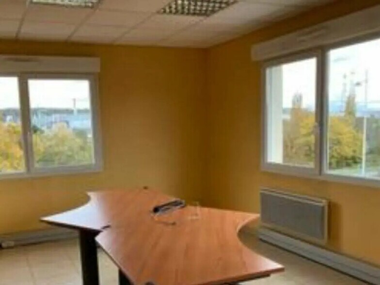 Office in Bethoncourt for lease - Interior Photo - Image 1 of 4