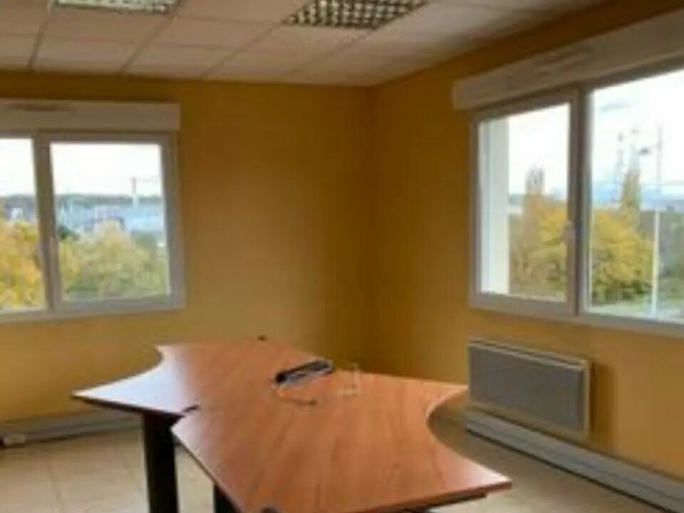 Office in Bethoncourt for lease Interior Photo- Image 1 of 5