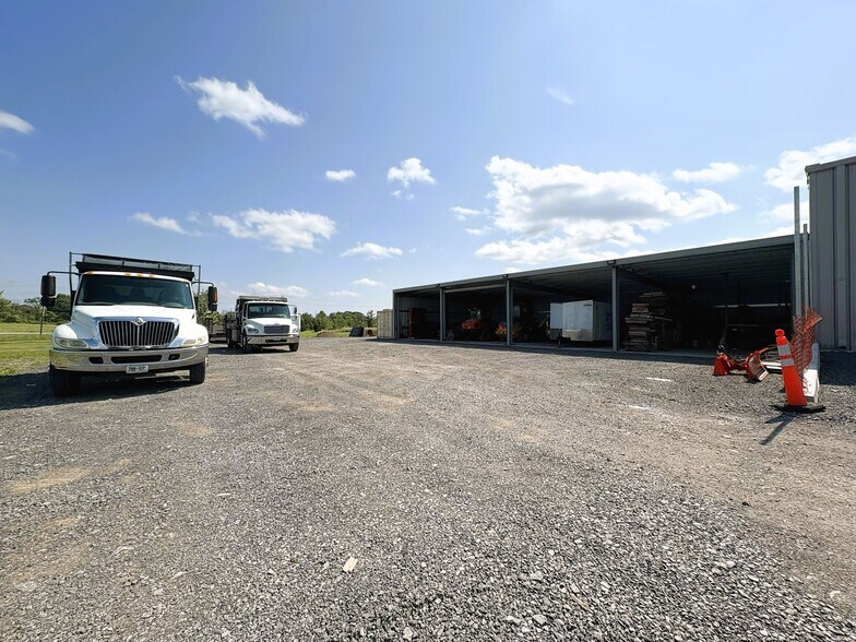 82 Jack Davey Dr, Bath, ON for lease - Building Photo - Image 2 of 6