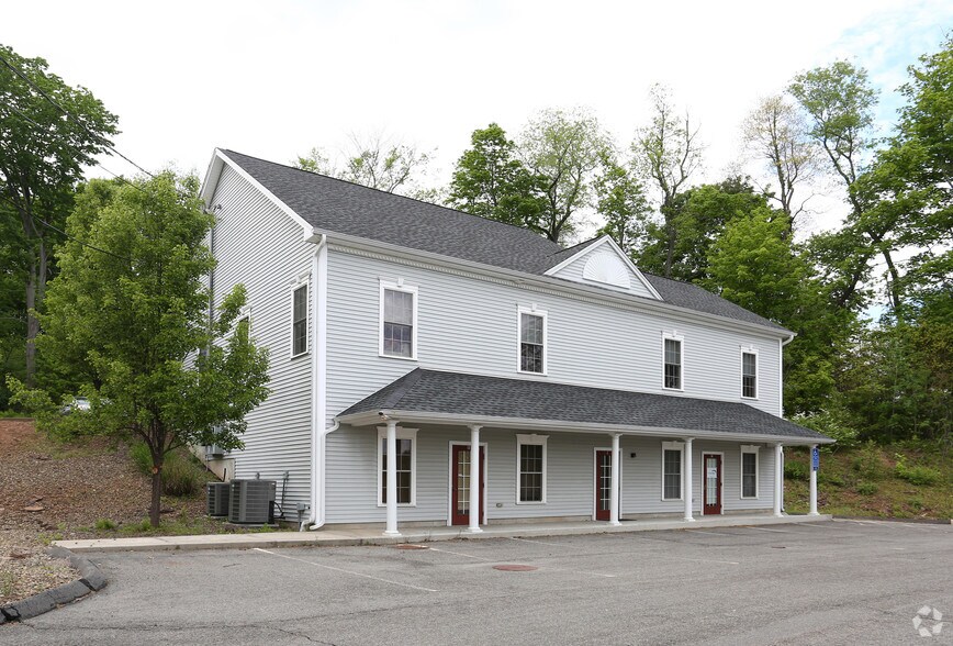 40 Country Squire Dr, Cromwell, CT 06416