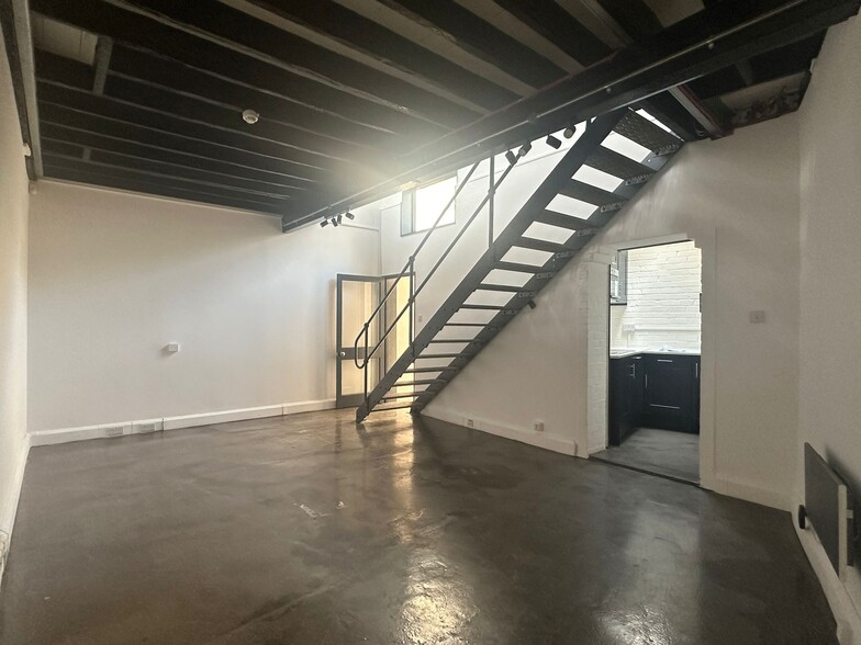 133 Notting Hill Gate, London for lease - Building Photo - Image 1 of 4