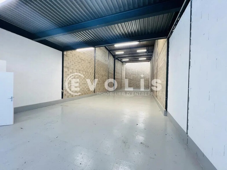 Flex in Noisy-le-Grand for lease - Interior Photo - Image 2 of 7