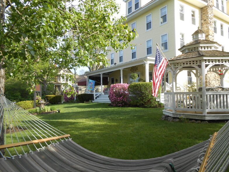 1 Lake House Rd, Naples, ME for sale - Primary Photo - Image 1 of 1