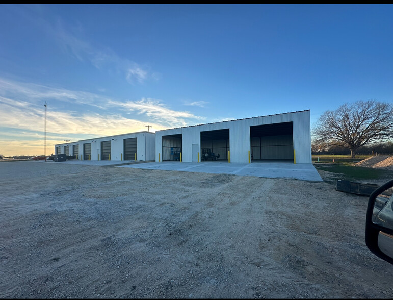 875 S Dalton St, Bartlett, TX for lease - Building Photo - Image 2 of 3