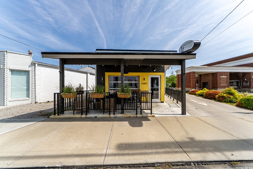 33451 Lake Rd, Avon Lake, OH for sale - Primary Photo - Image 1 of 9