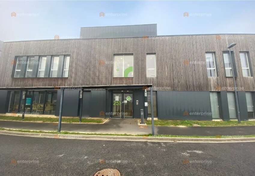 Office in Famars for lease - Building Photo - Image 2 of 5