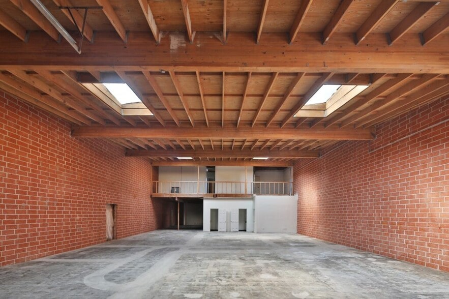 2216 S Barrington Ave, Los Angeles, CA for lease - Interior Photo - Image 2 of 5