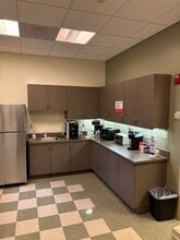 1010 Farmington Ave, West Hartford, CT for lease Building Photo- Image 2 of 3