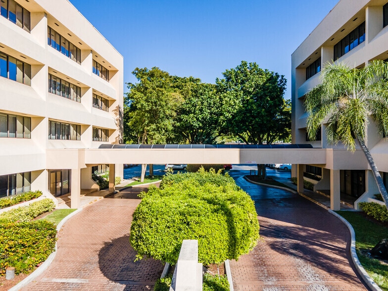 300 Lock Rd, Deerfield Beach, FL for lease - Building Photo - Image 2 of 8