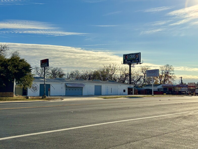 3414-3422 E Commerce St, San Antonio, TX for lease - Building Photo - Image 2 of 4