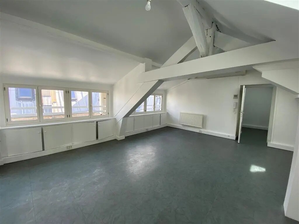 Office in Paris for lease Building Photo- Image 1 of 9