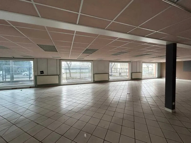 Flex in Saint-Quentin for sale - Building Photo - Image 3 of 8