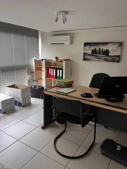 Office in Lyon for lease - Interior Photo - Image 3 of 4